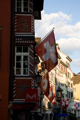 Zuerich  Schweiz  Schweizer Fahnen in der Augustiner-Gasse