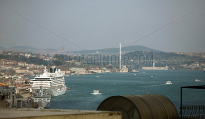 Istanbul  Tuerkei  Blick auf die Bosporus Bruecke mit Karakoey und Ueskuedar