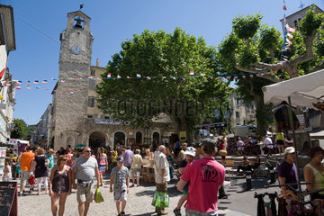 Dieulefit  Frankreich  der Marktplatz an einem Tag mit Wochenmarkt