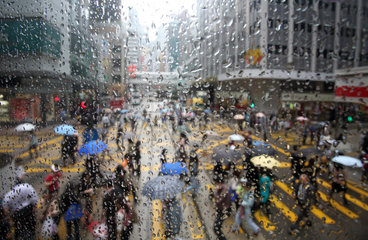 Hong Kong  China  Blick durch ein Fenster auf Menschen bei Regenwetter