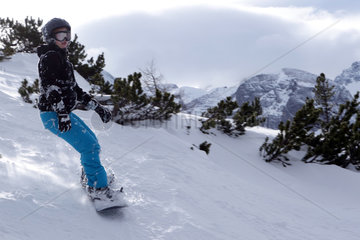 Krippenbrunn  Oesterreich  ein Junge faehrt Snowboard