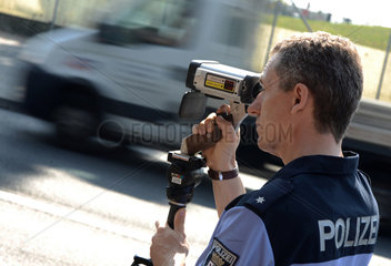 Berlin  Deutschland  Polizist bei der Geschwindigkeitskontrolle