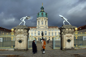 Berlin  Schloss Charlottenburg bei dunklem Himmel