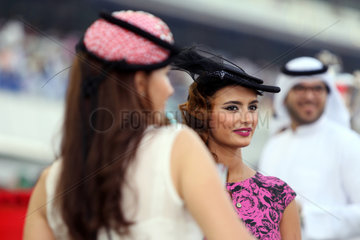 Dubai  Vereinigte Arabische Emirate  elegant gekleidete Frauen beim Pferderennen