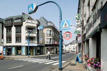 Pruem  Deutschland  Strasse mit Zebrastreifen und 30km/h-Schild