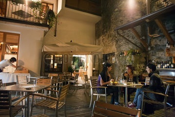 Tirano  Italien  Gaeste in einem Restaurant bei Nacht