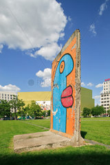Berlin  Deutschland  Mauerteil mit Thierry Noir Graffiti