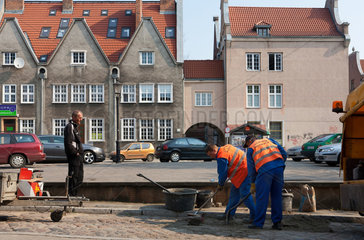 Danzig  Polen  Bauarbeiter schliessen ein zuvor aufgerissenes Kopfsteinpflaster