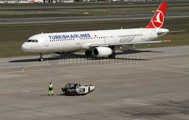 Berlin  Deutschland  Ramp Agent und Airbus A321 der Fluggesellschaft Turkish Airlines