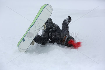 Krippenbrunn  Oesterreich  ein Kind stuerzt beim Snowboarden