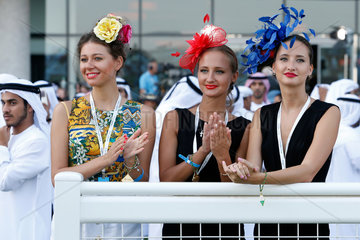 Dubai  Vereinigte Arabische Emirate  elegant gekleidete Frauen mit Hut beim Pferderennen