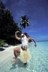 Weihnachtsman im Bastroeckchen auf den Malediven