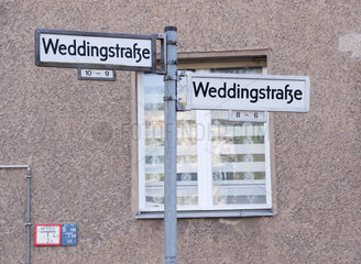 Berlin  Deutschland  Strassenschild Weddingstrasse
