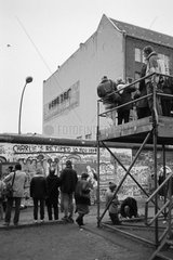 Berlin  Deutschland  Menschen auf dem Aussichtsturm am Checkpoint Charlie