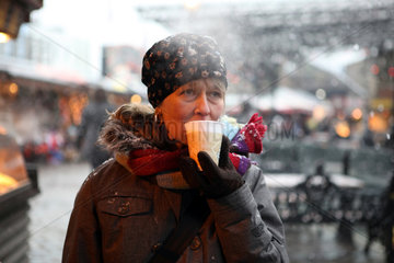 London  Grossbritannien  Frau trinkt Kaffee aus einem Pappbecher