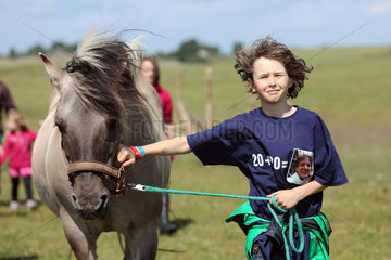 Neu Kaetwin  Deutschland  Junge holt ein Pferd von der Weide