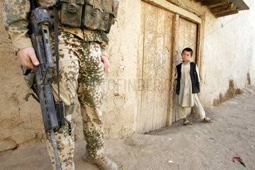 Feyzabd  Afghanistan  Bundeswehr-ISAF Soldat patrouilliert