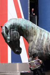 Ascot  Grossbritannien  Pferdeskulptur auf der Galopprennbahn