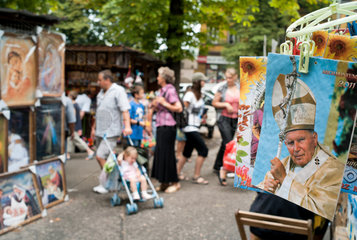 Tschenstochau  Polen  Marktstaende mit Devotionalien in den Strassen rund um Jasna Gora