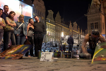 Breslau  Polen  Strassenkuenstler am Abend auf dem Marktplatz (Rynek)