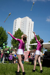 Berlin  Deutschland  Maedchen tanzen beim Familienfest Bunte Platte