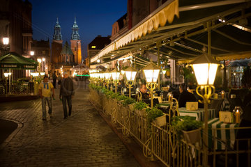 Gniezno  Polen  Strasse in der Altstadt bei Nacht