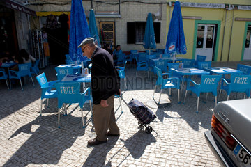 Olhao  Portugal  ein alter Mann ueberquert einen Platz in Olhao