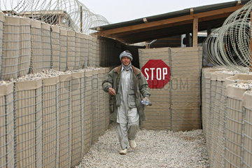 Mazar-e Sharif  Afghanistan  afghanischer Arbeiter verlaesst den Sicherheitsbereich