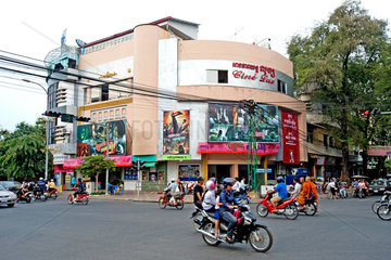 Phnom Penh  Kambodscha  Strassenverkehr an einer Kreuzung mit Kino