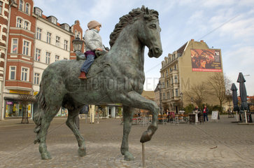 Berlin  Deutschland  Pferde-Plastiken auf dem Schlossplatz in Koepenick