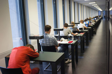 Berlin  Deutschland  Studenten im Jacob-und-Wilhelm-Grimm-Zentrum