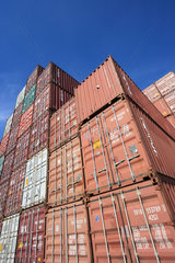 Hamburg  Deutschland  Containerstapel im Hamburger Hafen