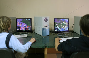 Gomel  Weissrussland  Jugendliche spielen in einem Internet-Cafe ein Computerspiel