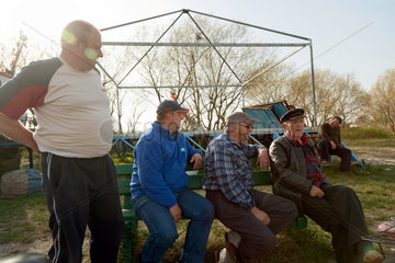 Kussfeld  Polen  kaschubische Fischer bei einem Plausch am Hafen