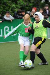 Bremen  Deutschland  Maedchen beim Fussballspielen der Laureus Kicking Girls