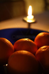 Verden  Deutschland  Orangen in violetter Schale im Kerzenlicht