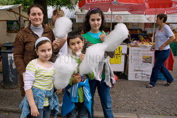 Berlin  Deutschland  Mutter mit ihren Kindern mit Zuckerwatte auf einem Strassenfest