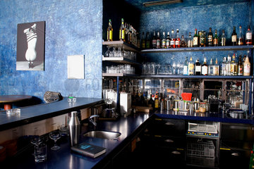 Berlin  die Bar in einer Kneipe
