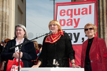 Berlin  Deutschland - Claudia Roth  Buendnis 90/Die Gruenen  bei einer Kundgebung am Equal Pay Day