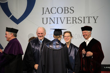 Bremen  Deutschland  Praesident Prof. Joachim Treusch gratuliert den Absolventen