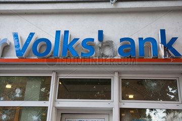 Berlin  Deutschland  kaputte Scheiben der Berliner Volksbank am 1. Mai