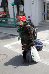 New York City  USA  eine aeltere Dame mit Sack und Pack