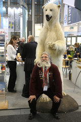 Berlin  Deutschland  ein Mann posiert vor dem Eisbaeren des skandinavischen Standes