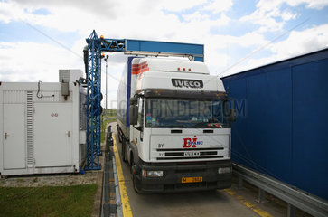 Koroszczyn  Polen  die Ladung eines LKWs wird gescannt