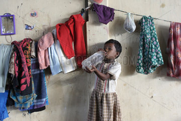 Batticaloa  Sri Lanka  Maedchen in einer Notunterkunft