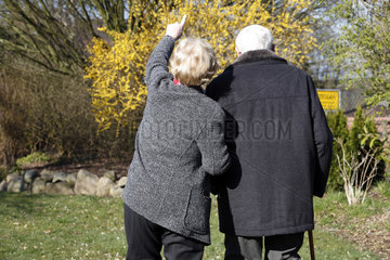 Hamburg  Deutschland  ein altes Ehepaar geht spazieren