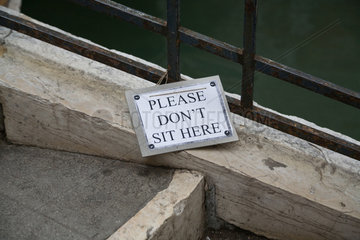 Venedig  Italien  Schild mit der Aufschrift Please don't sit here