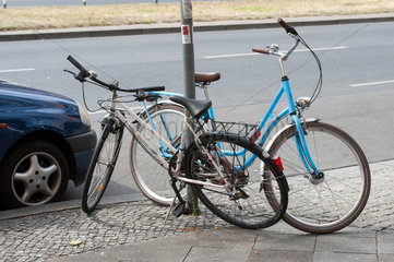 Berlin  Deutschland  abgestellte und angeschlossene Fahrraeder in der Muellerstrasse