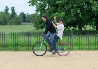 Oxford  Grossbritannien  zwei Jungs auf dem Fahrrad