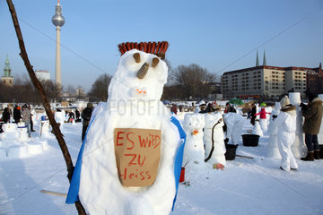 Berlin  Deutschland  Schneemann-Demo gegen Klimawandel durch den Initiator Entegra